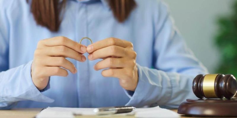 Woman with ring, symbolizing common law marriage considerations.