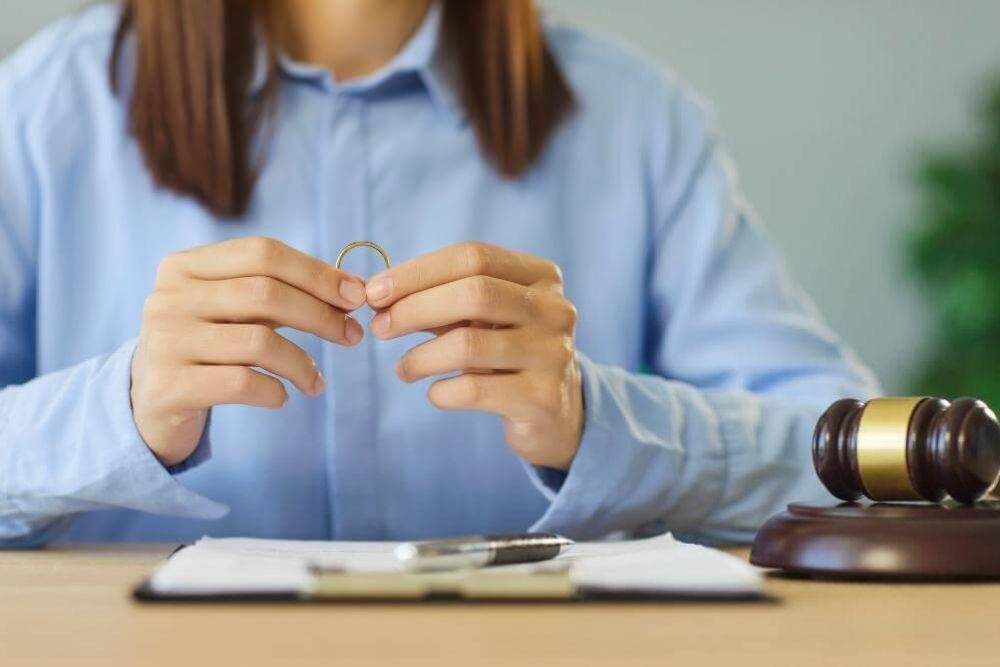 Woman with ring, symbolizing common law marriage considerations.