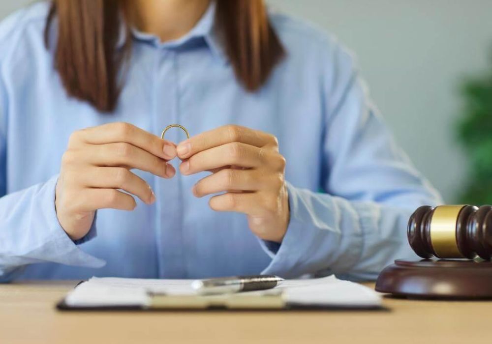 Woman with ring, symbolizing common law marriage considerations.